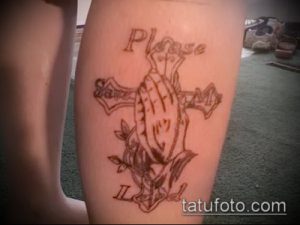 Фото простой татуировки на ноге с изображением молящихся рук и надписи "Please", выполненное в коричневых тонах.