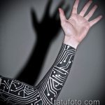 Фотография татуировки на рукаве, выполненной в стиле техно с изображением микросхем и электронных компонентов. Футуристичный и оригинальный дизайн.