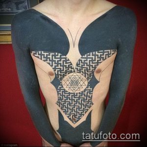 Фото тату: масштабная татуировка, покрывающая большую часть тела, с использованием геометрических узоров и мандалы, черный цвет.