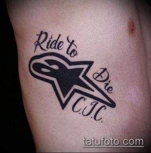 Черно-белое фото тату на предплечье с логотипом Alpinestars и надписью 'Ride to Die'. Стильный рисунок для мотоциклистов и любителей скорости.