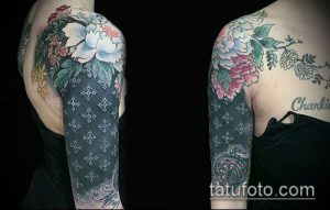 Фотография татуировки на плече, сочетающей в себе реалистичные изображения пионов и геометрический фон. Использованы яркие цвета: розовый, зеленый, черный.