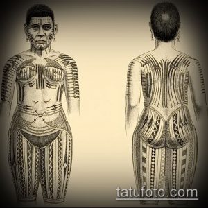 Фотография человека, покрытого традиционными этническими татуировками на лице, теле и спине, демонстрирующая сложные узоры и орнаменты.