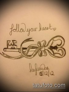 Эскиз татуировки: ключ и сердце с надписью 'Follow your heart'. Рисунок в стиле хэнд-мейд с каллиграфическим шрифтом.