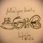 Эскиз татуировки: ключ и сердце с надписью "Follow your heart". Рисунок в стиле скетч с использованием коричневых тонов.