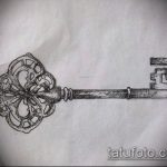 Эскиз татуировки с изображением старинного ключа, выполненный в графическом стиле. Подходит для любителей винтажных и символичных рисунков.