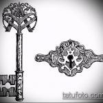 Эскиз татуировки, сочетающий в себе изображение старинного ключа и щита с надписью "Kurtz", выполненный в черном цвете. Подходит для персонализированных татуировок.