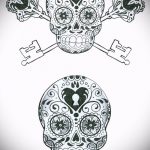 Эскиз татуировки с изображением двух черепов в стиле Day of the Dead, украшенных цветами и ключами.