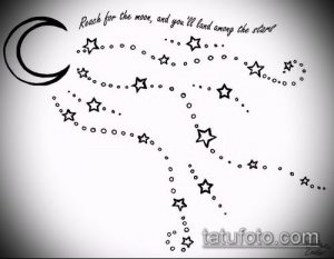Фото тату: эскиз татуировки с изображением полумесяца и звезд, соединенных тонкими линиями. Над рисунком надпись на английском языке.