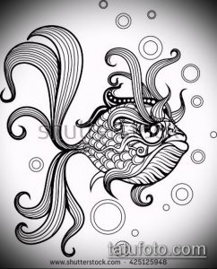 Черно-белый эскиз татуировки золотой рыбки, выполненный в стиле doodle с использованием завитков, линий и пузырьков.
