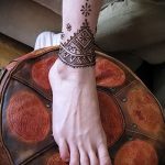 Фото тату мехенди на лодыжке, демонстрирующее красивый и сложный геометрический узор, выполненный в традиционном стиле. Идеально для тех, кто ценит минимализм и элегантность.