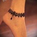 Фото тату хной на лодыжке: изображение кружевного браслета. Изящный рисунок татуировки в стиле мехенди, имитирующий ювелирное украшение.