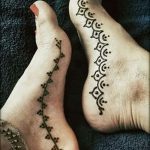 Фото парных татуировок на лодыжках в стиле мехенди. Тонкие, геометрические узоры украшают ступни, создавая элегантный и гармоничный образ.