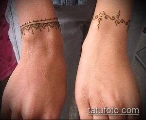 Фото тату хной на запястьях, выполненные в минималистичном стиле. Тонкие линии и простые узоры, коричневый цвет.