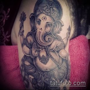Фото тату Ганеши на плече, выполненное в технике blackwork с высокой детализацией. Сложные узоры и тени.