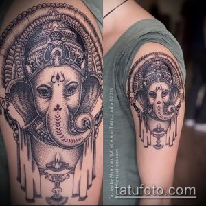 Фото татуировки головы Ганеши, выполненной в технике dotwork, с использованием только точек для создания изображения и сложного орнамента.