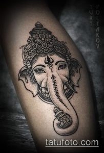 Фото татуировки головы Ганеши, выполненной в технике dotwork, с использованием только точек для создания изображения.