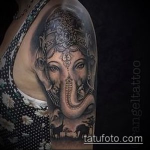 Фото тату Ганеши на руке, выполненное в технике Black and Grey. Детализированный рисунок головы божества с элементами орнамента.