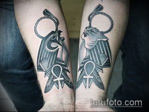 Фото парных тату с изображением Гора и Сета на предплечьях. Стильный и символичный дизайн для тех, кто ценит древнеегипетскую мифологию.