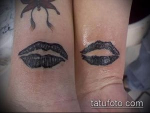 Фото парных тату на запястьях, изображающих черные женские губы. Символизируют любовь, страсть и связь между двумя людьми. Минималистичный рисунок татуировки.