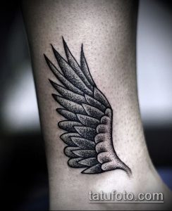 Небольшая татуировка крыла, выполненная в технике dotwork на лодыжке. Изображение состоит из множества точек, создающих эффект текстуры.