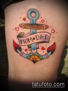 Фото тату на ноге: якорь, лента с надписью 'Mom & Dad', сердечки. Стиль олд скул, яркие цвета, татуировка для родителей.