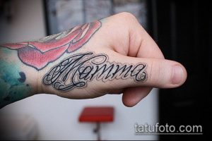 Фото тату надписи 'Mamma' черными чернилами на руке. Изящный шрифт, каллиграфия, татуировка для выражения любви к матери.