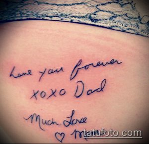 Фото тату с надписью 'Love you forever Dad'. Черно-серая татуировка, выполненная каллиграфическим шрифтом.