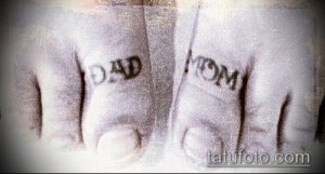 Фото тату на пальцах ног с надписями 'Dad' и 'Mom'. Маленькие, простые татуировки, выполненные черными чернилами.