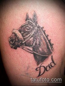 Фото тату на плече с реалистичным изображением головы лошади и надписи 'Dad'. Черно-белая татуировка с детальной прорисовкой.