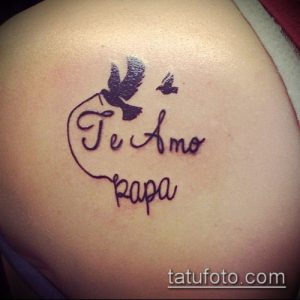 Фото тату на плече: надпись 'Te Amo Papa', силуэты двух птиц, черно-белая татуировка, минималистичный стиль.