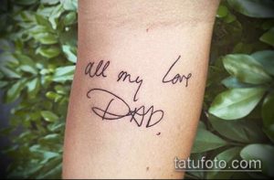 Фото татуировки надписи 'All my love Dad', выполненной от руки, на коже. Простой и искренний рисунок татуировки.