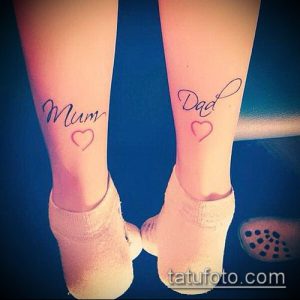 Фото парных тату на лодыжках: надписи 'Mum' и 'Dad' с маленькими сердечками. Нежные татуировки в минималистичном стиле.