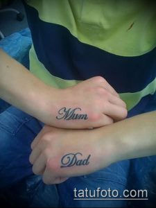 Фото парных тату с надписями 'Mum' и 'Dad' на запястьях. Черно-белый рисунок татуировки.