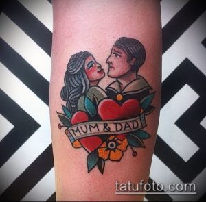 Фото тату в стиле олд скул с изображением пары, сердца и надписи 'Mum & Dad'. Яркий рисунок татуировки с использованием классических цветов.