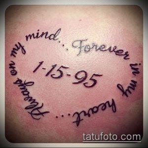 Фото тату на запястье с датой "1-15-95" и фразой "Always on my mind... Forever in my heart" в форме сердца. Черно-серый рисунок татуировки.