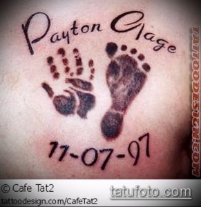 Фото тату: отпечаток детской ладошки и ножки с именем 'Payton Clage' и датой '17-07-97', выполненные в коричневых тонах на груди.