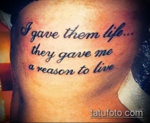 Фото тату: надпись "I gave them life... they gave me a reason to live" на руке. Элегантная и эмоциональная татуировка с красивым шрифтом.