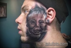 Фото тату: реалистичный портрет ребенка на шее мужчины. Черно-белая татуировка с высокой детализацией и выразительным взглядом.