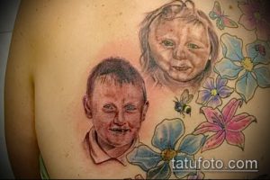 Фото тату на груди с реалистичным изображением двух детей и пчелы, окруженных цветами. Яркий и детализированный рисунок татуировки.