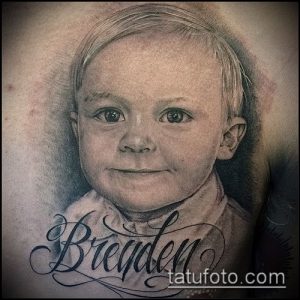 Фото тату на груди с реалистичным портретом ребенка и надписью "Brenden". Детализированная проработка лица и каллиграфический шрифт.