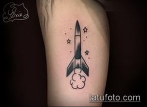 Фото тату на руке с изображением ракеты, выполненной в минималистичном стиле. Черно-белый рисунок татуировки, простые линии, лаконичный дизайн.