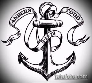 Фотография татуировки с изображением якоря, обвитого лентами с именами "Anders" и "Todd", а также датой "9.14.13". Черно-белый рисунок в традиционном морском стиле.