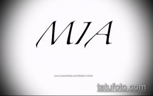 Фото тату с именем 'Mia', выполненным в минималистичном и нежном стиле. Тонкие линии и изящный шрифт создают воздушный и романтичный рисунок для татуировки.