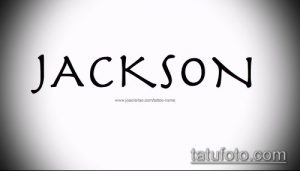 Черно-белое фото тату с именем "JACKSON", выполненным в простом и элегантном рукописном стиле. Подходит для тех, кто ценит минимализм и индивидуальность.
