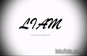 Черно-белое фото тату с именем "LIAM", выполненным в современном и стильном шрифте. Подходит для тех, кто ценит минимализм и оригинальность.