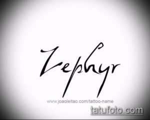 Черно-белое фото татуировки с именем "Zephyr", выполненной изящным каллиграфическим шрифтом. Идеально для вдохновения женских татуировок.