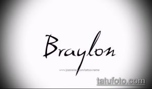 Черно-белое фото татуировки с именем "Braylon", выполненной стильным шрифтом. Подходит для вдохновения мужских татуировок с именами.