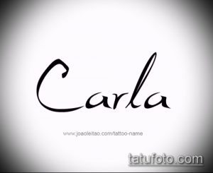 Черно-белое фото татуировки с именем "Carla", выполненной изящным каллиграфическим шрифтом. Идеально для вдохновения женских татуировок.