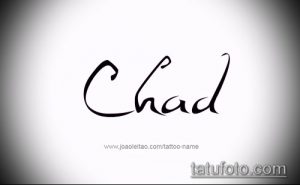 Черно-белое фото татуировки с именем "Chad", выполненной стильным шрифтом. Идеально для вдохновения мужских татуировок с именами.