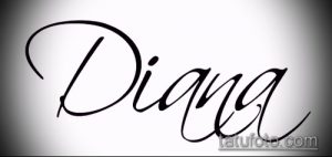 Черно-белое фото татуировки с именем "Diana", выполненной изящным каллиграфическим шрифтом. Идеально для вдохновения и поиска эскизов.